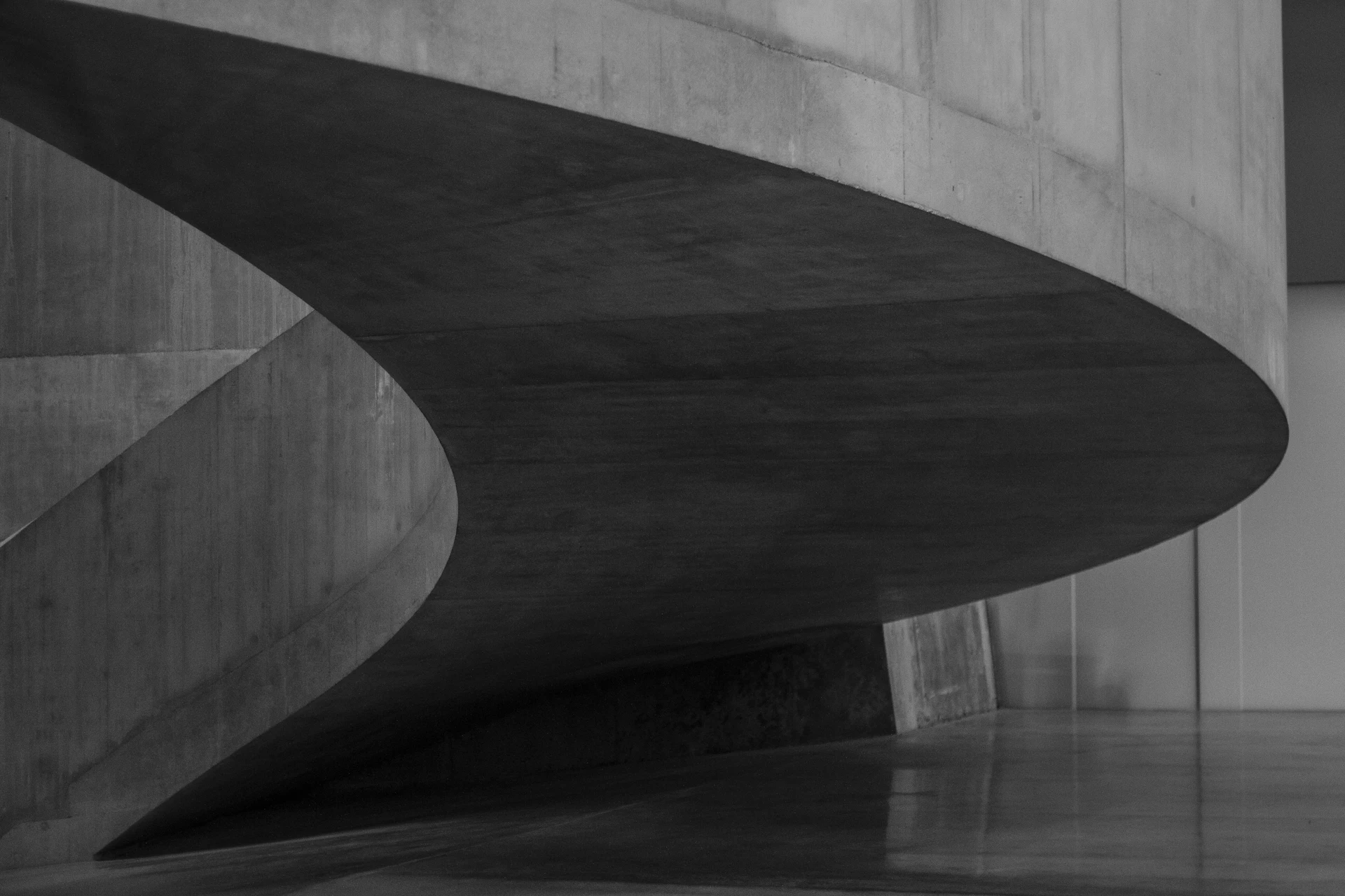 Geschwungene Architektur aus Sichtbeton in Schwarz-Weiß (Symbolbild)