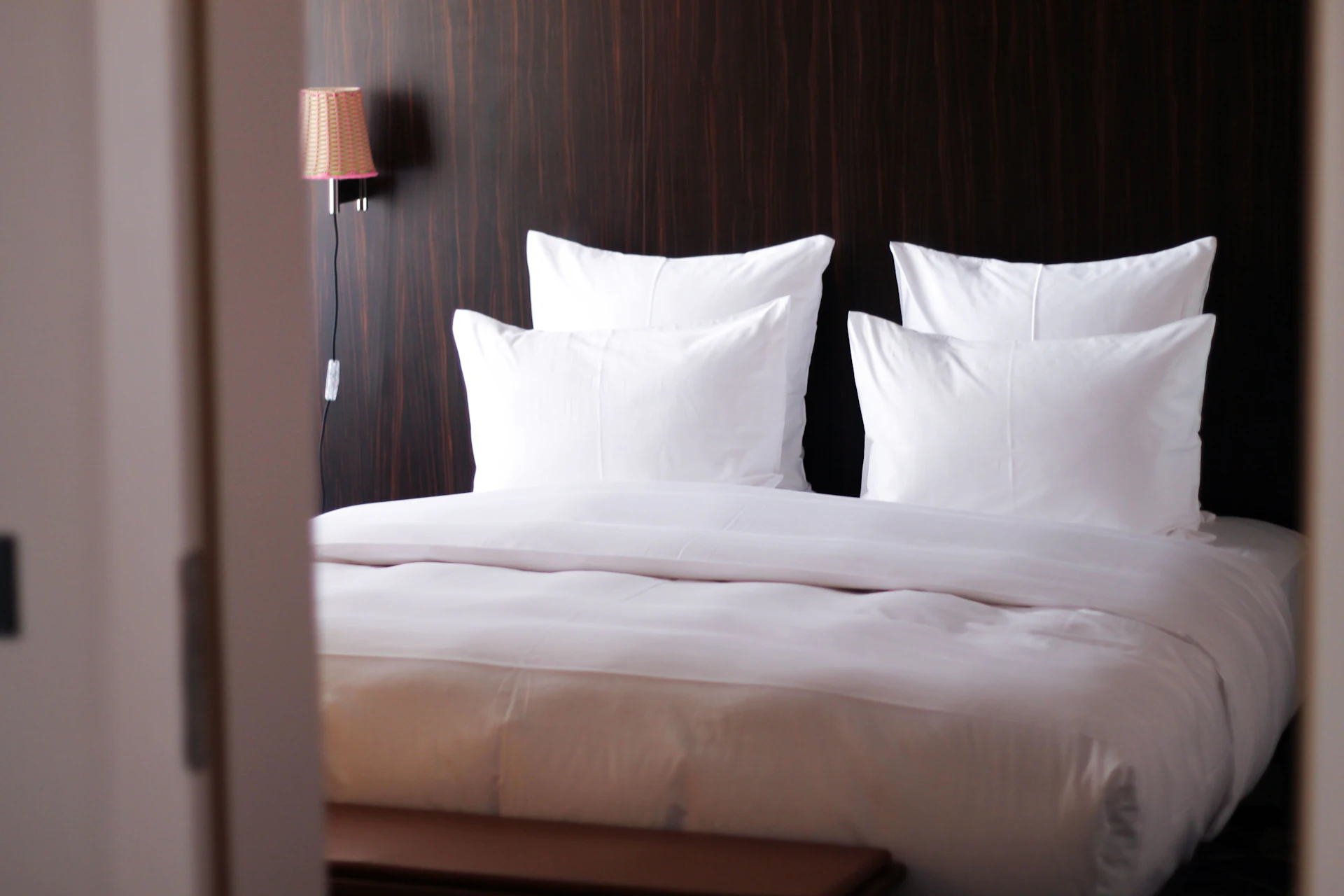 Frisch bezogenes Bett in einem hochwertigen Apartment (Symbolbild)
